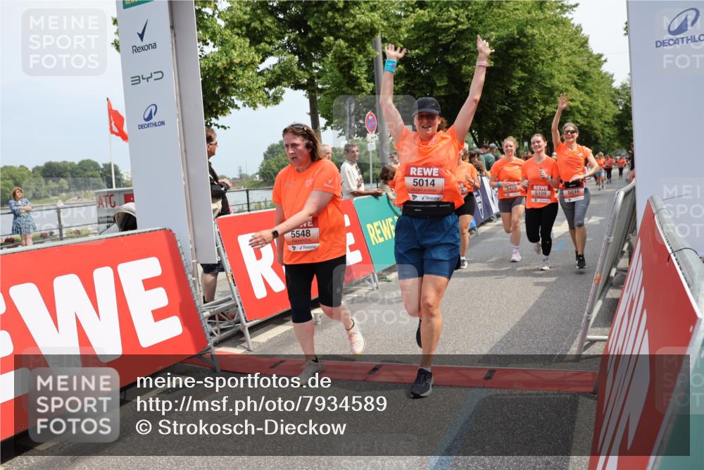15.06.2025 - REWE Women's Run Strokosch-Dieckow http://msf.ph/oto/7934589 15.06.2025 11:07:44 Ziel 5014, 5016, 5052, 5109, 5144, 5174, 5200, 5278, 5358, 5479, 5548, 5560 meine-sportfotos.de