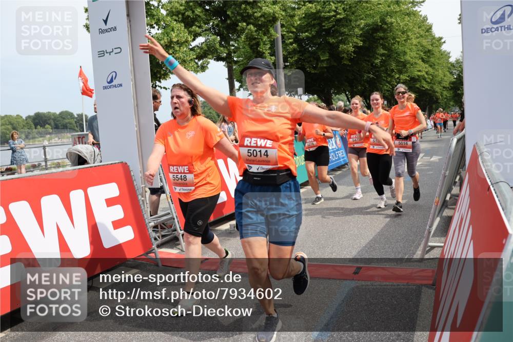 15.06.2025 - REWE Women's Run Strokosch-Dieckow http://msf.ph/oto/7934602 15.06.2025 11:07:44 Ziel 5014, 5016, 5052, 5109, 5144, 5174, 5200, 5278, 5358, 5479, 5548, 5560 meine-sportfotos.de