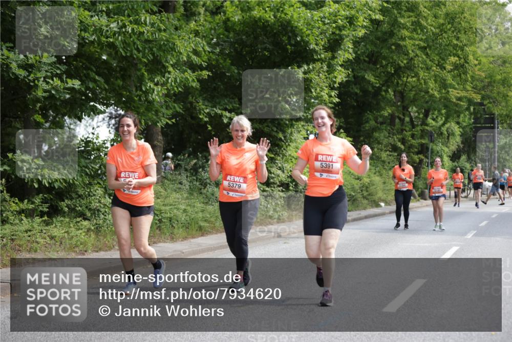 15.06.2025 - REWE Women's Run Jannik Wohlers http://msf.ph/oto/7934620 15.06.2025 10:12:23 Laufen 5379, 5391, 5296, 5541 meine-sportfotos.de