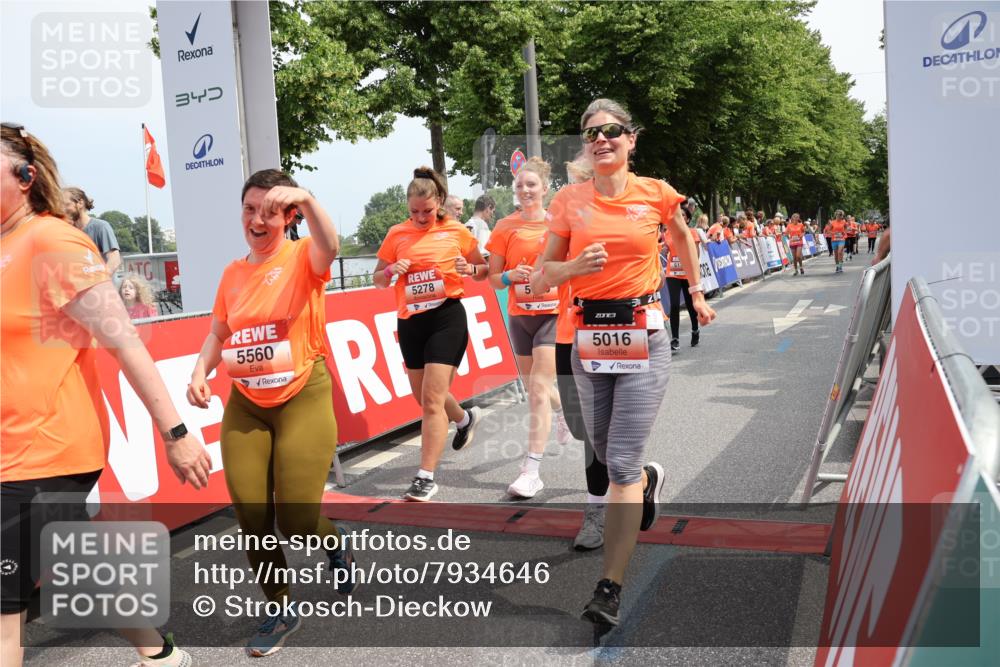 15.06.2025 - REWE Women's Run Strokosch-Dieckow http://msf.ph/oto/7934646 15.06.2025 11:07:45 Ziel 5014, 5016, 5052, 5109, 5144, 5174, 5200, 5278, 5358, 5479, 5548, 5560 meine-sportfotos.de