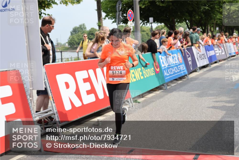 15.06.2025 - REWE Women's Run Strokosch-Dieckow http://msf.ph/oto/7934721 15.06.2025 11:07:47 Ziel 5014, 5016, 5052, 5109, 5144, 5174, 5200, 5278, 5351, 5357, 5358, 5479, 5548, 5560 meine-sportfotos.de