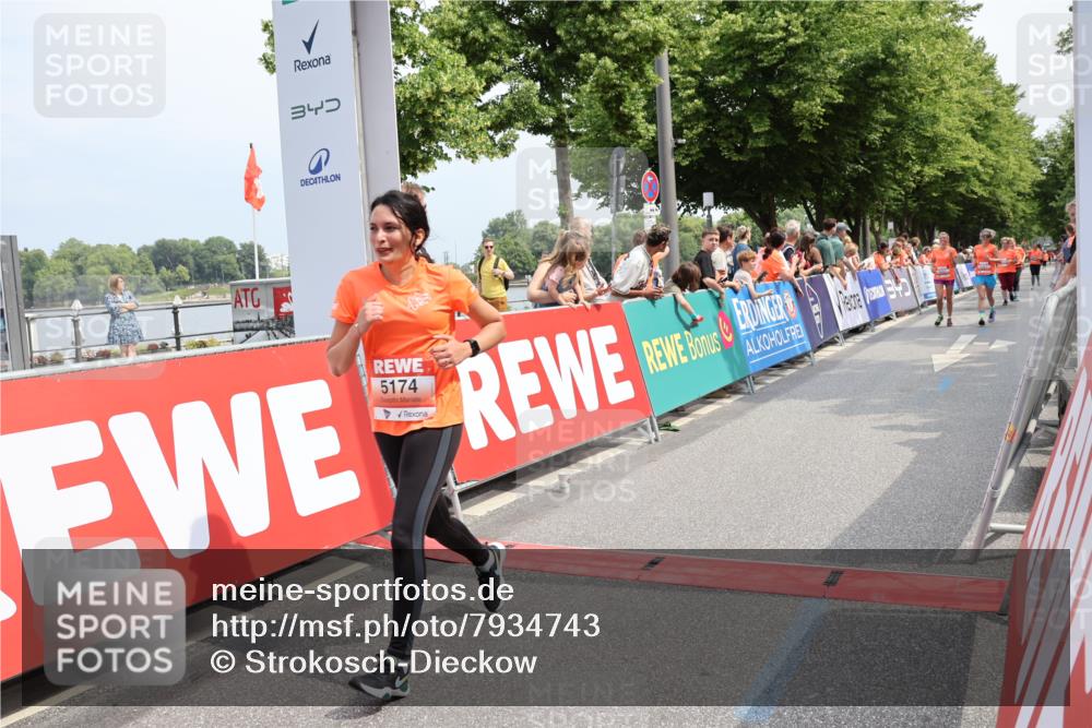 15.06.2025 - REWE Women's Run Strokosch-Dieckow http://msf.ph/oto/7934743 15.06.2025 11:07:48 Ziel 5014, 5016, 5052, 5109, 5144, 5174, 5200, 5278, 5351, 5357, 5358, 5479, 5548, 5560 meine-sportfotos.de