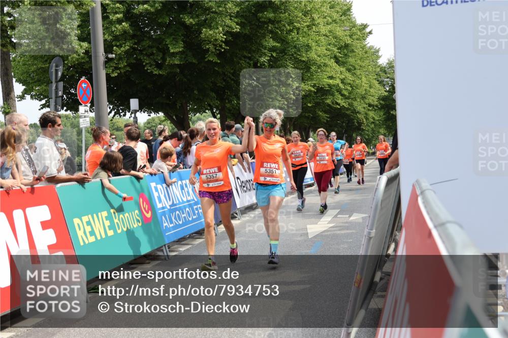 15.06.2025 - REWE Women's Run Strokosch-Dieckow http://msf.ph/oto/7934753 15.06.2025 11:07:52 Ziel 5016, 5050, 5109, 5138, 5174, 5231, 5278, 5351, 5357, 5479, 5634 meine-sportfotos.de