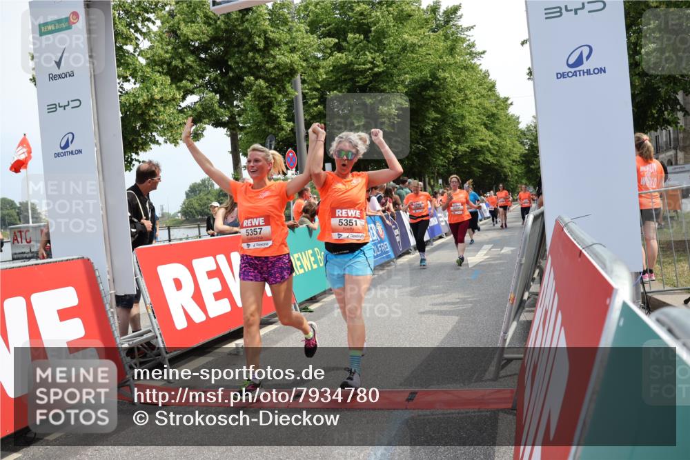 15.06.2025 - REWE Women's Run Strokosch-Dieckow http://msf.ph/oto/7934780 15.06.2025 11:07:53 Ziel 5050, 5138, 5174, 5231, 5351, 5357, 5634 meine-sportfotos.de