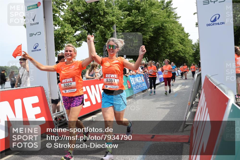 15.06.2025 - REWE Women's Run Strokosch-Dieckow http://msf.ph/oto/7934790 15.06.2025 11:07:53 Ziel 5050, 5138, 5174, 5231, 5351, 5357, 5634 meine-sportfotos.de