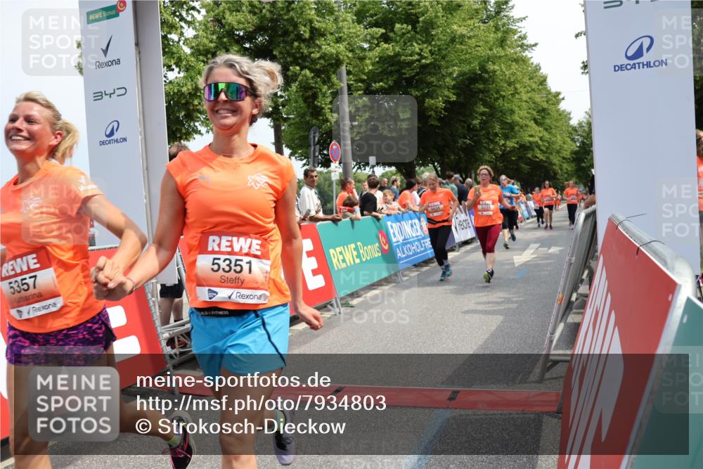 15.06.2025 - REWE Women's Run Strokosch-Dieckow http://msf.ph/oto/7934803 15.06.2025 11:07:54 Ziel 5050, 5138, 5174, 5231, 5350, 5351, 5357, 5603, 5634 meine-sportfotos.de