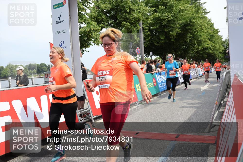 15.06.2025 - REWE Women's Run Strokosch-Dieckow http://msf.ph/oto/7934831 15.06.2025 11:07:56 Ziel 5050, 5138, 5181, 5231, 5350, 5351, 5357, 5509, 5603, 5634 meine-sportfotos.de