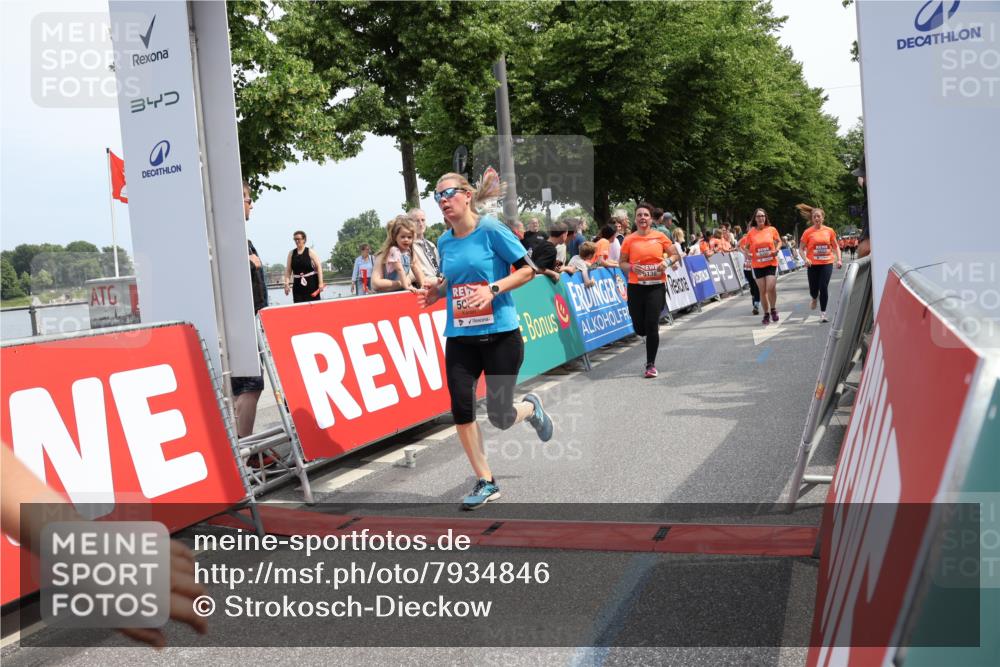 15.06.2025 - REWE Women's Run Strokosch-Dieckow http://msf.ph/oto/7934846 15.06.2025 11:07:57 Ziel 5050, 5138, 5181, 5231, 5350, 5351, 5357, 5509, 5603, 5634 meine-sportfotos.de