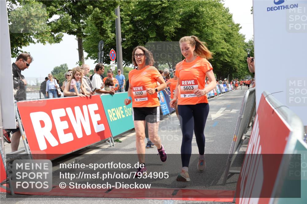 15.06.2025 - REWE Women's Run Strokosch-Dieckow http://msf.ph/oto/7934905 15.06.2025 11:08:00 Ziel 5050, 5138, 5181, 5231, 5350, 5351, 5357, 5509, 5603, 5634 meine-sportfotos.de