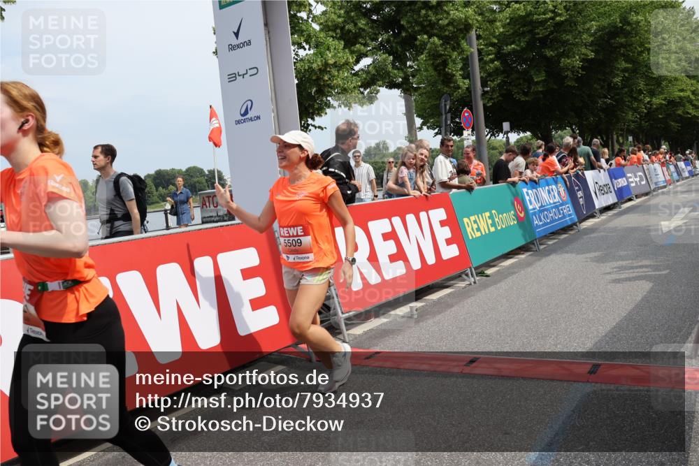 15.06.2025 - REWE Women's Run Strokosch-Dieckow http://msf.ph/oto/7934937 15.06.2025 11:08:02 Ziel 5050, 5138, 5181, 5231, 5350, 5509, 5603, 5634 meine-sportfotos.de