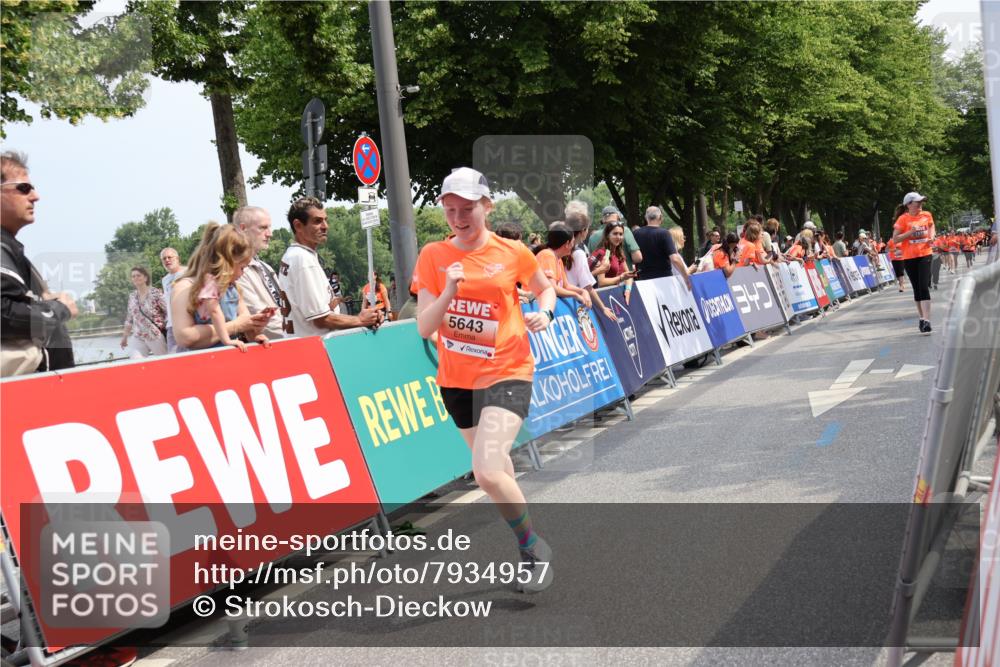 15.06.2025 - REWE Women's Run Strokosch-Dieckow http://msf.ph/oto/7934957 15.06.2025 11:08:16 Ziel 5135, 5643 meine-sportfotos.de