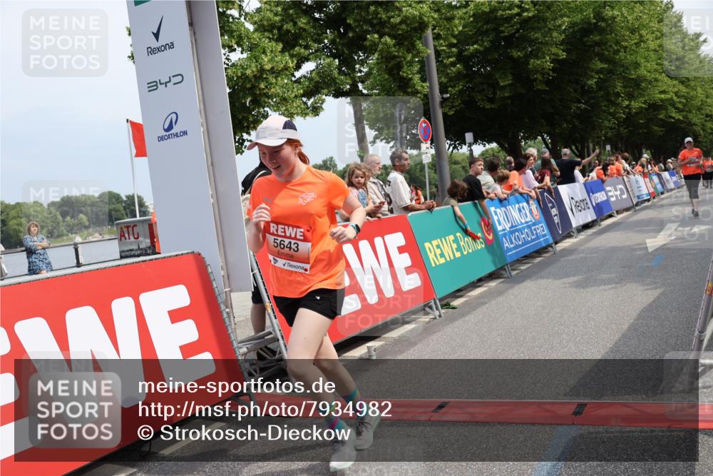 15.06.2025 - REWE Women's Run Strokosch-Dieckow http://msf.ph/oto/7934982 15.06.2025 11:08:17 Ziel 5135, 5643 meine-sportfotos.de