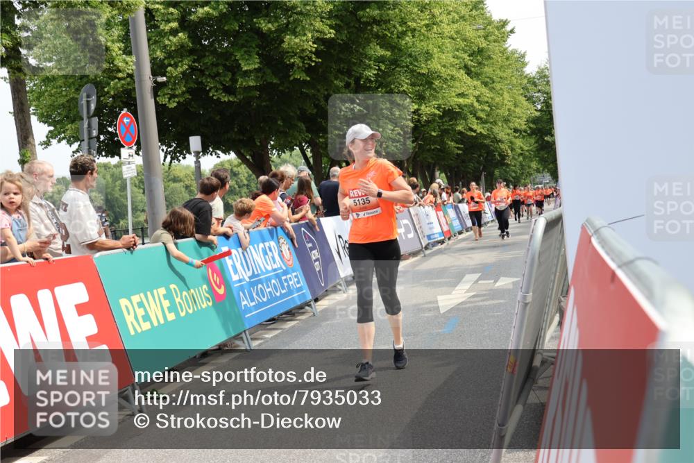 15.06.2025 - REWE Women's Run Strokosch-Dieckow http://msf.ph/oto/7935033 15.06.2025 11:08:20 Ziel 5135, 5643 meine-sportfotos.de