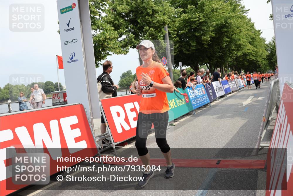 15.06.2025 - REWE Women's Run Strokosch-Dieckow http://msf.ph/oto/7935084 15.06.2025 11:08:21 Ziel 5135, 5376, 5564, 5643, 5683 meine-sportfotos.de