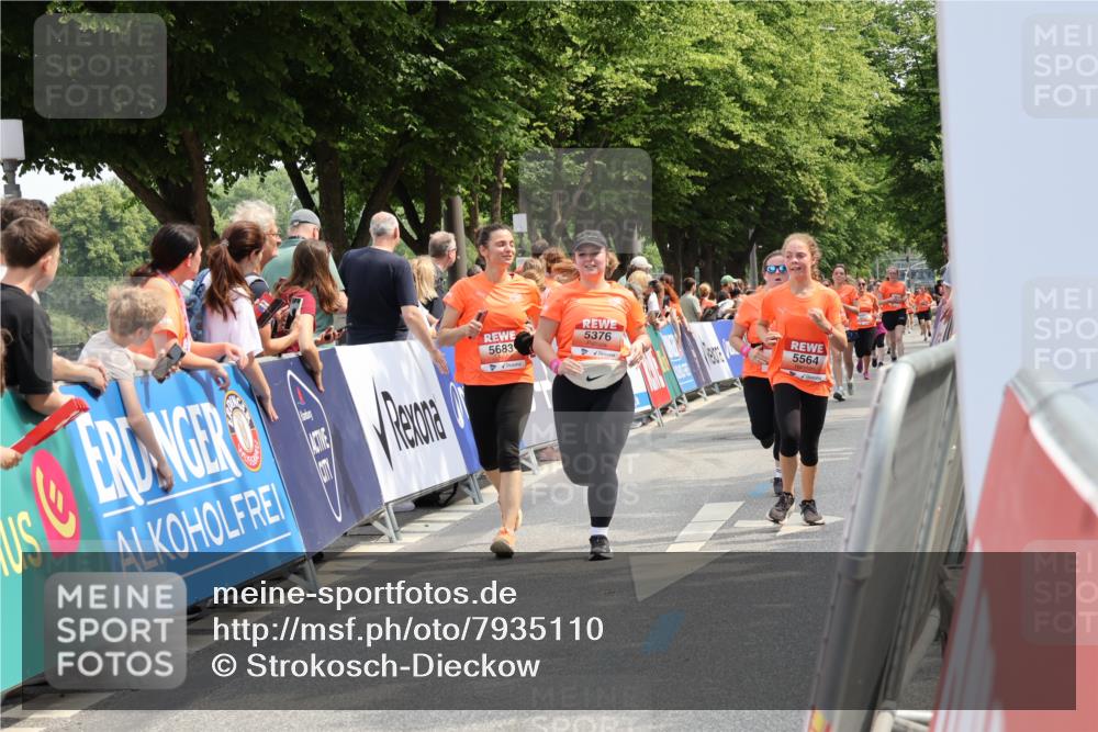 15.06.2025 - REWE Women's Run Strokosch-Dieckow http://msf.ph/oto/7935110 15.06.2025 11:08:25 Ziel 5135, 5296, 5376, 5526, 5541, 5564, 5683 meine-sportfotos.de