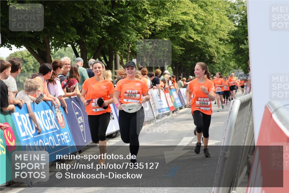 15.06.2025 - REWE Women's Run Strokosch-Dieckow http://msf.ph/oto/7935127 15.06.2025 11:08:26 Ziel 5135, 5296, 5376, 5526, 5541, 5564, 5683 meine-sportfotos.de