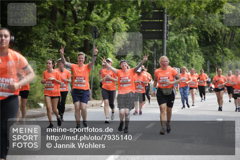 15.06.2025 - REWE Women's Run Jannik Wohlers http://msf.ph/oto/7935140 15.06.2025 10:12:42 Laufen 108, 35, 5041, 5193, 095, 6255, 5039, 5040, 6470, 541, 5215, 5198 meine-sportfotos.de