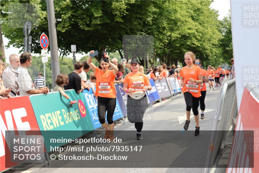 15.06.2025 - REWE Women's Run Strokosch-Dieckow http://msf.ph/oto/7935147 15.06.2025 11:08:27 Ziel 5135, 5296, 5376, 5526, 5541, 5564, 5683 meine-sportfotos.de