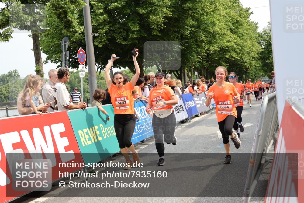 15.06.2025 - REWE Women's Run Strokosch-Dieckow http://msf.ph/oto/7935160 15.06.2025 11:08:27 Ziel 5135, 5296, 5376, 5526, 5541, 5564, 5683 meine-sportfotos.de