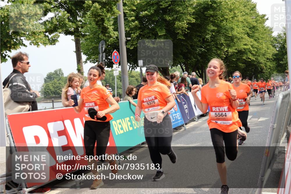 15.06.2025 - REWE Women's Run Strokosch-Dieckow http://msf.ph/oto/7935183 15.06.2025 11:08:28 Ziel 5135, 5296, 5376, 5526, 5541, 5564, 5683 meine-sportfotos.de