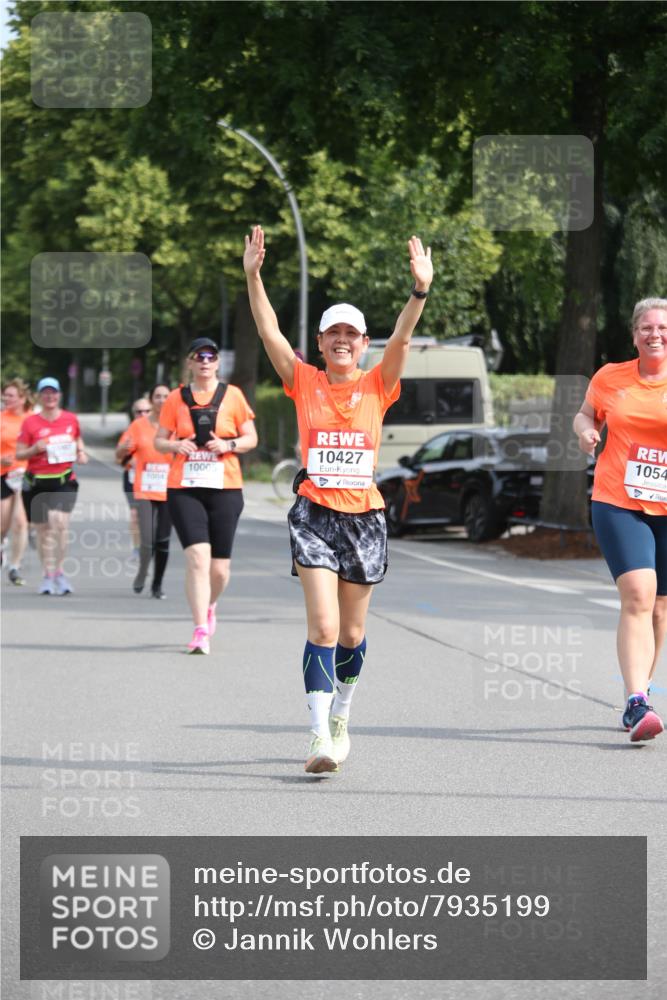 15.06.2025 - REWE Women's Run Jannik Wohlers http://msf.ph/oto/7935199 15.06.2025 09:52:59 Laufen 10427 meine-sportfotos.de