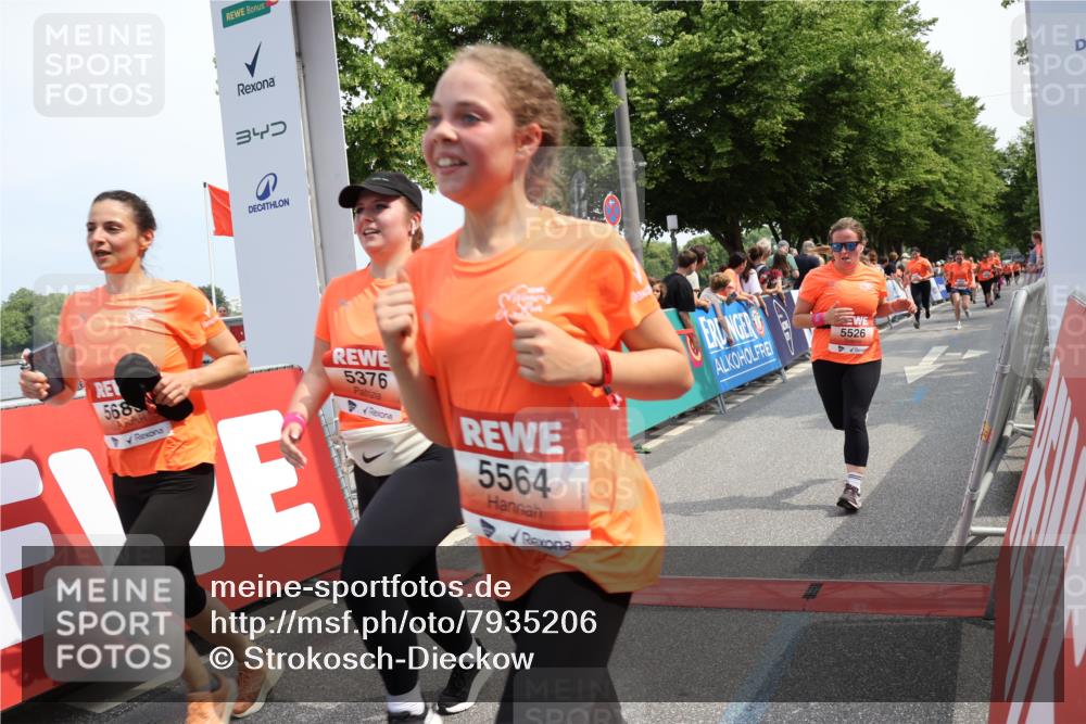 15.06.2025 - REWE Women's Run Strokosch-Dieckow http://msf.ph/oto/7935206 15.06.2025 11:08:28 Ziel 5135, 5296, 5376, 5526, 5541, 5564, 5683 meine-sportfotos.de