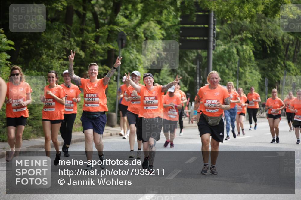 15.06.2025 - REWE Women's Run Jannik Wohlers http://msf.ph/oto/7935211 15.06.2025 10:12:42 Laufen 50, 5193, 5095, 5041, 5259, 5039, 5215, 5040, 5198 meine-sportfotos.de