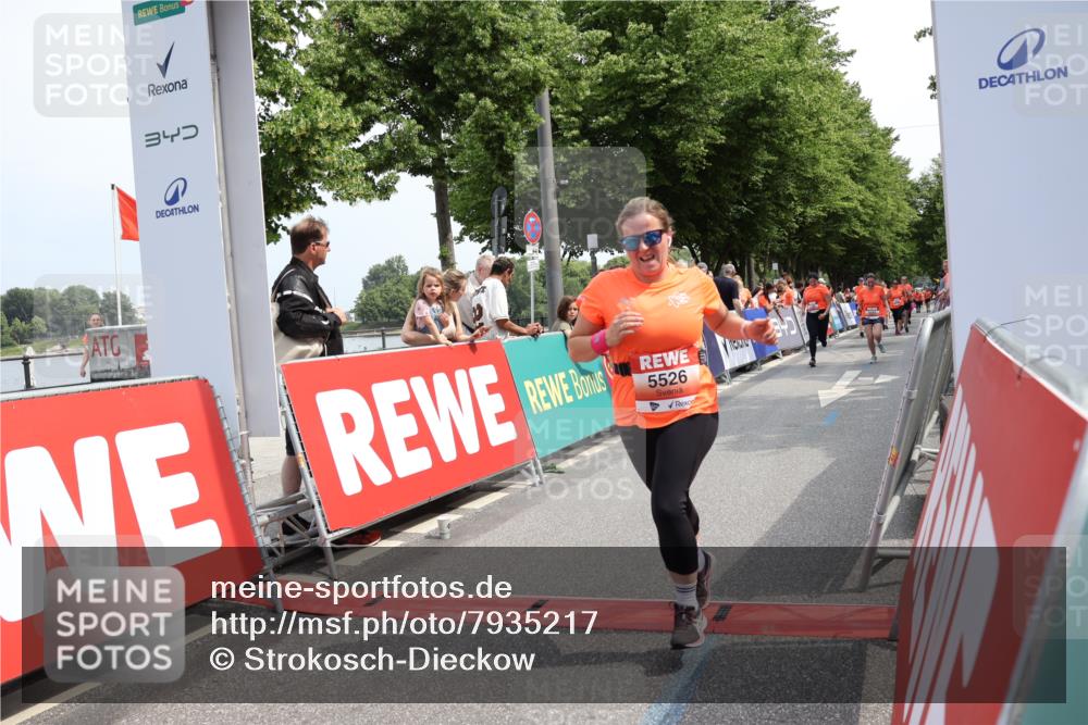 15.06.2025 - REWE Women's Run Strokosch-Dieckow http://msf.ph/oto/7935217 15.06.2025 11:08:29 Ziel 5057, 5296, 5376, 5526, 5541, 5564, 5683 meine-sportfotos.de