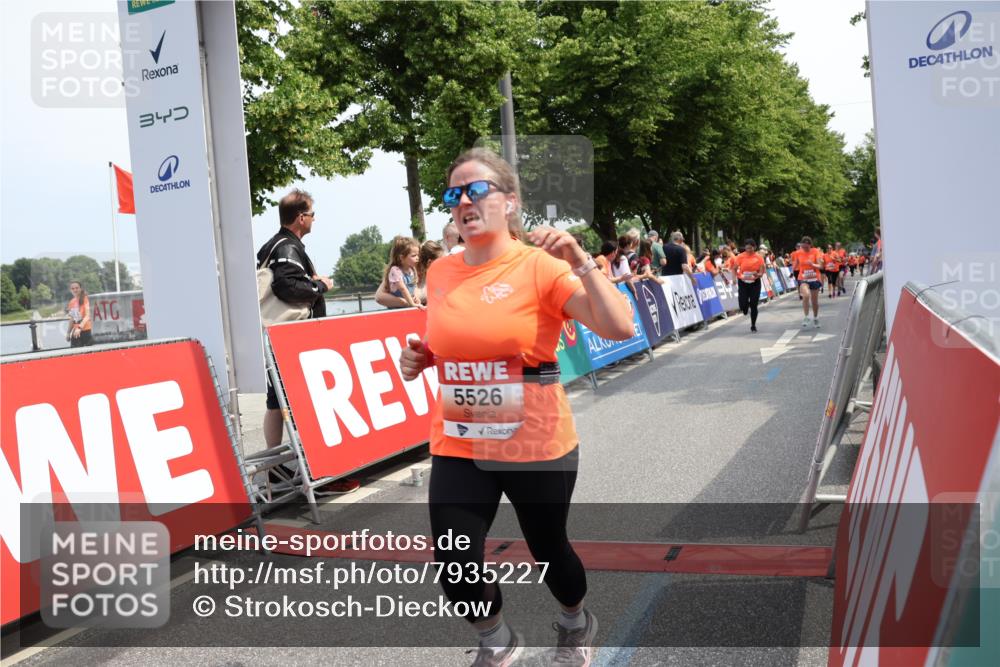 15.06.2025 - REWE Women's Run Strokosch-Dieckow http://msf.ph/oto/7935227 15.06.2025 11:08:29 Ziel 5057, 5296, 5376, 5526, 5541, 5564, 5683 meine-sportfotos.de