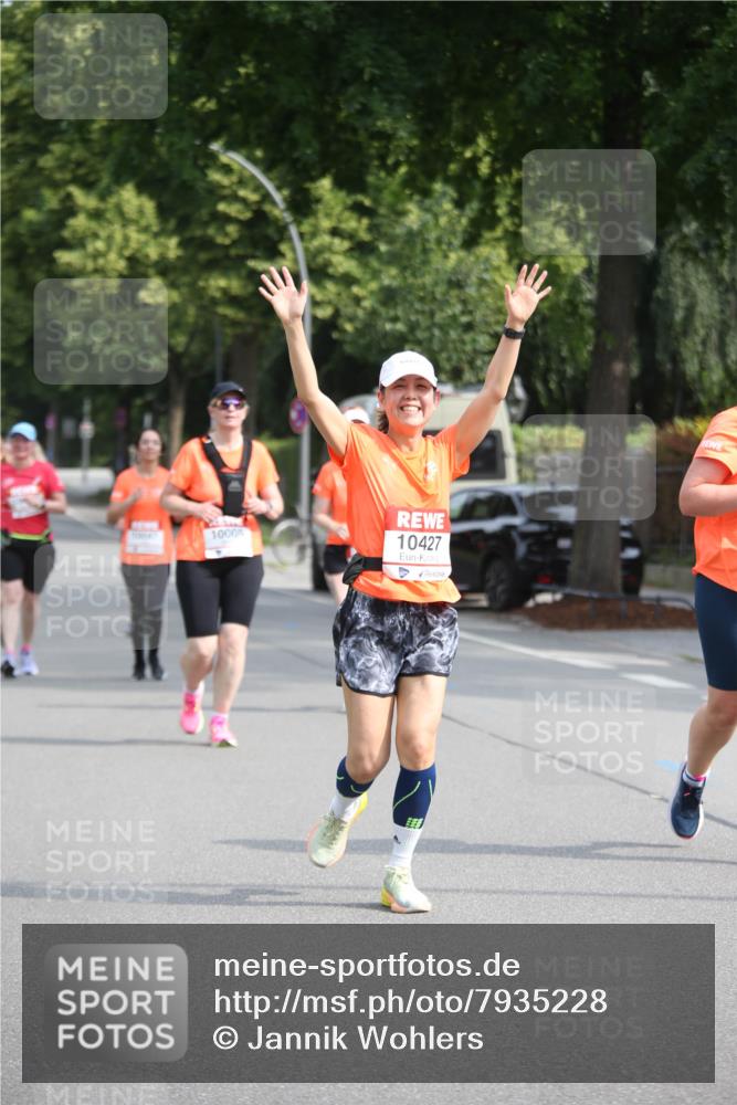 15.06.2025 - REWE Women's Run Jannik Wohlers http://msf.ph/oto/7935228 15.06.2025 09:52:59 Laufen 10005, 10427 meine-sportfotos.de