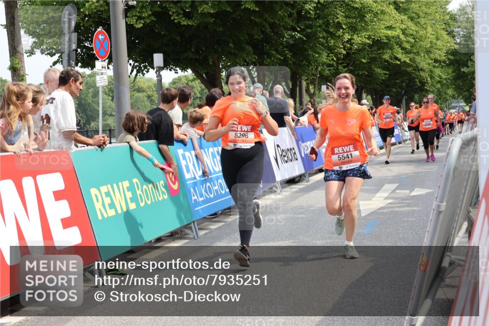 15.06.2025 - REWE Women's Run Strokosch-Dieckow http://msf.ph/oto/7935251 15.06.2025 11:08:31 Ziel 5057, 5296, 5376, 5469, 5526, 5529, 5541, 5564, 5683 meine-sportfotos.de