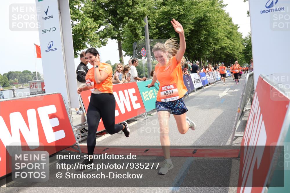 15.06.2025 - REWE Women's Run Strokosch-Dieckow http://msf.ph/oto/7935277 15.06.2025 11:08:32 Ziel 5057, 5296, 5376, 5469, 5526, 5529, 5541, 5564, 5683 meine-sportfotos.de