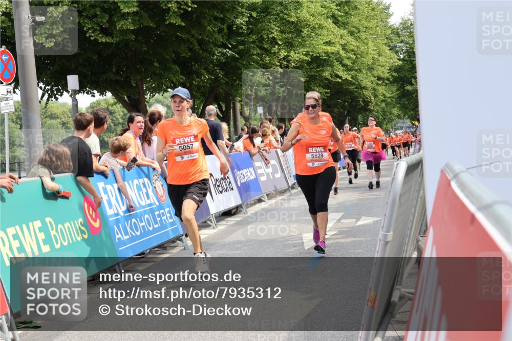 15.06.2025 - REWE Women's Run Strokosch-Dieckow http://msf.ph/oto/7935312 15.06.2025 11:08:34 Ziel 5026, 5057, 5296, 5376, 5469, 5526, 5529, 5541, 5564, 5630, 5683 meine-sportfotos.de