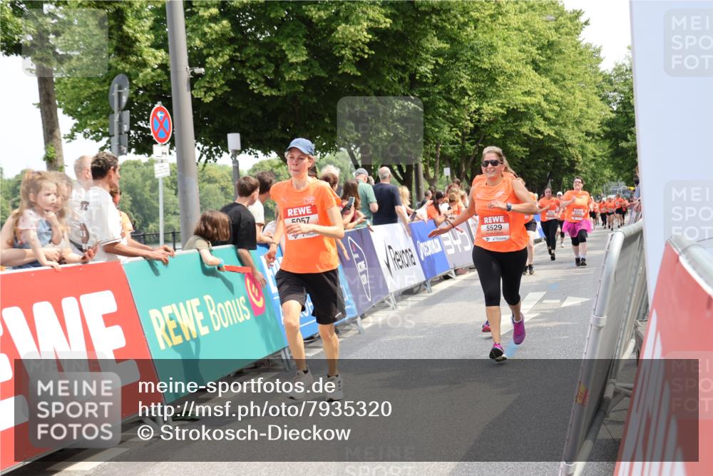 15.06.2025 - REWE Women's Run Strokosch-Dieckow http://msf.ph/oto/7935320 15.06.2025 11:08:35 Ziel 5026, 5057, 5108, 5296, 5469, 5526, 5529, 5541, 5630 meine-sportfotos.de