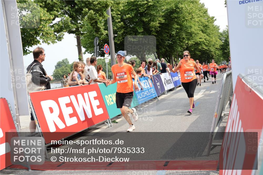 15.06.2025 - REWE Women's Run Strokosch-Dieckow http://msf.ph/oto/7935333 15.06.2025 11:08:35 Ziel 5026, 5057, 5108, 5296, 5469, 5526, 5529, 5541, 5630 meine-sportfotos.de