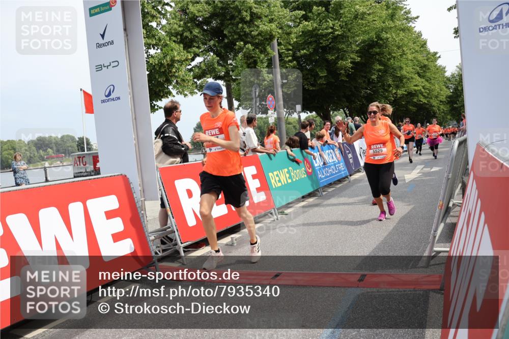 15.06.2025 - REWE Women's Run Strokosch-Dieckow http://msf.ph/oto/7935340 15.06.2025 11:08:35 Ziel 5026, 5057, 5108, 5296, 5469, 5526, 5529, 5541, 5630 meine-sportfotos.de