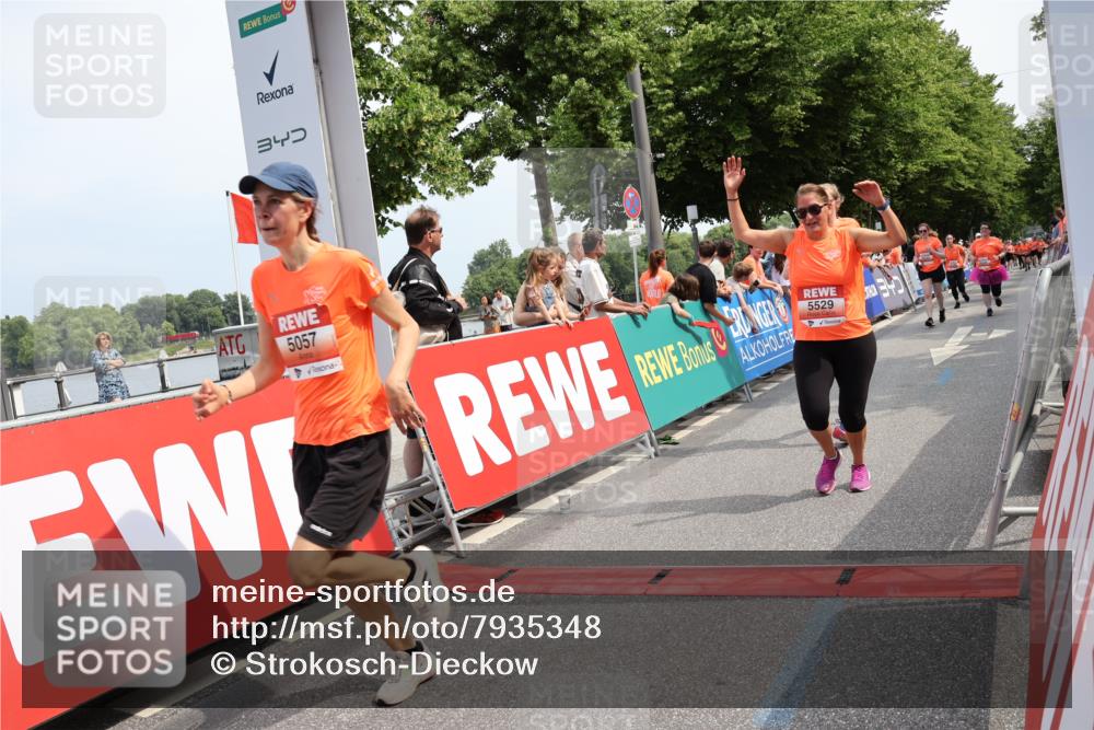 15.06.2025 - REWE Women's Run Strokosch-Dieckow http://msf.ph/oto/7935348 15.06.2025 11:08:36 Ziel 5026, 5057, 5108, 5259, 5296, 5469, 5529, 5541, 5630 meine-sportfotos.de
