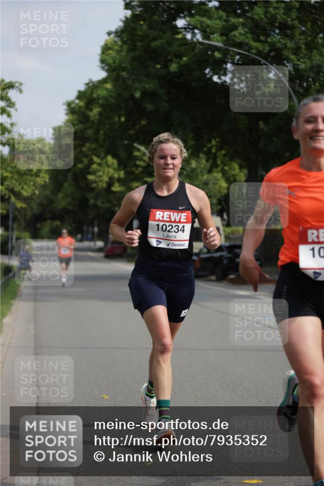15.06.2025 - REWE Women's Run Jannik Wohlers http://msf.ph/oto/7935352 15.06.2025 08:40:24 Laufen 10234 meine-sportfotos.de