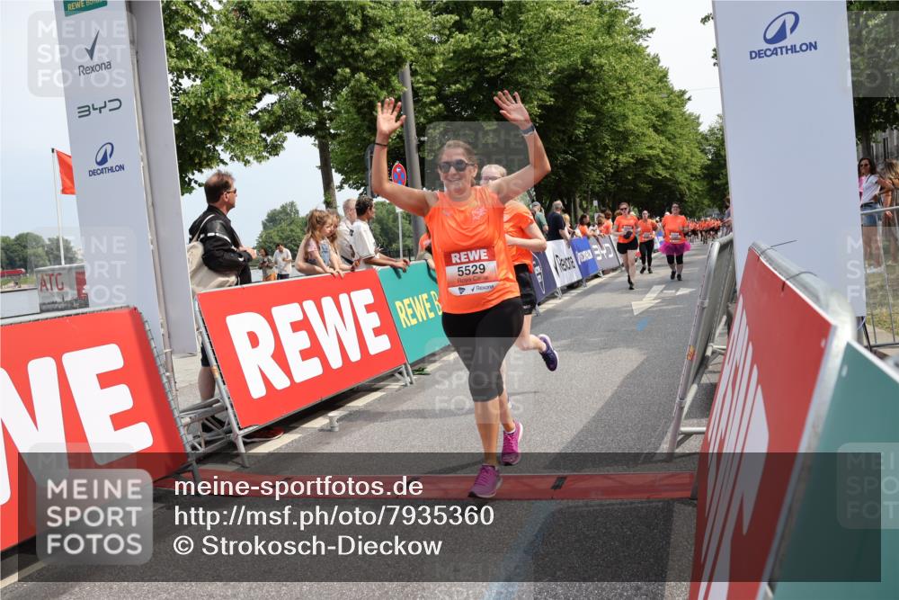 15.06.2025 - REWE Women's Run Strokosch-Dieckow http://msf.ph/oto/7935360 15.06.2025 11:08:36 Ziel 5026, 5057, 5108, 5259, 5296, 5469, 5529, 5541, 5630 meine-sportfotos.de