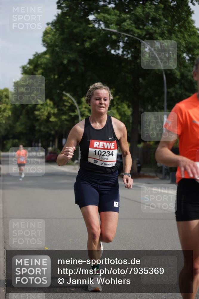15.06.2025 - REWE Women's Run Jannik Wohlers http://msf.ph/oto/7935369 15.06.2025 08:40:24 Laufen 10234 meine-sportfotos.de