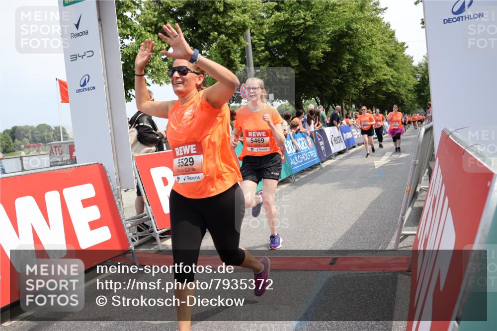 15.06.2025 - REWE Women's Run Strokosch-Dieckow http://msf.ph/oto/7935372 15.06.2025 11:08:37 Ziel 5026, 5057, 5108, 5259, 5296, 5469, 5529, 5541, 5630 meine-sportfotos.de