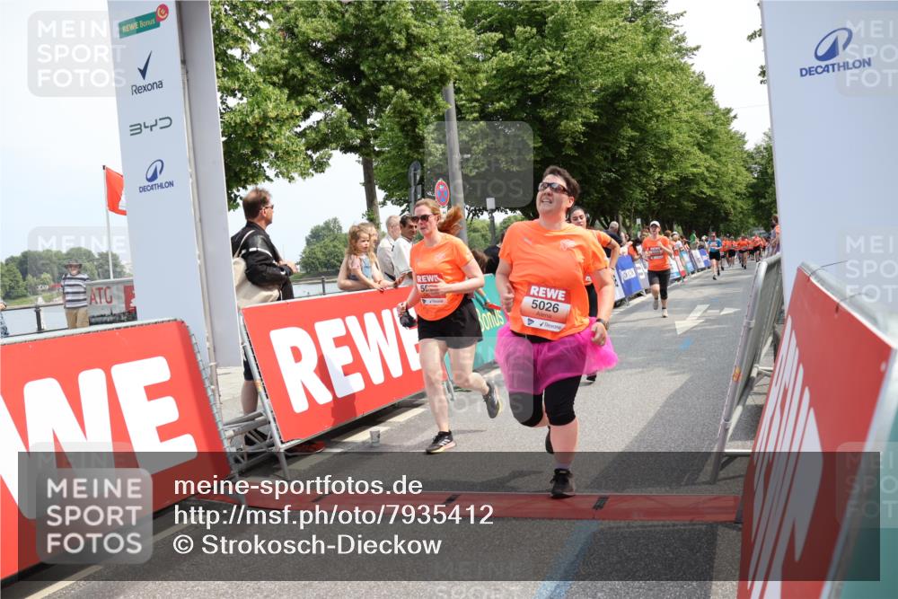 15.06.2025 - REWE Women's Run Strokosch-Dieckow http://msf.ph/oto/7935412 15.06.2025 11:08:40 Ziel 5026, 5057, 5108, 5259, 5469, 5529, 5630 meine-sportfotos.de