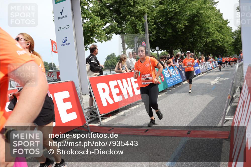 15.06.2025 - REWE Women's Run Strokosch-Dieckow http://msf.ph/oto/7935443 15.06.2025 11:08:41 Ziel 5026, 5057, 5108, 5255, 5259, 5469, 5529, 5630 meine-sportfotos.de