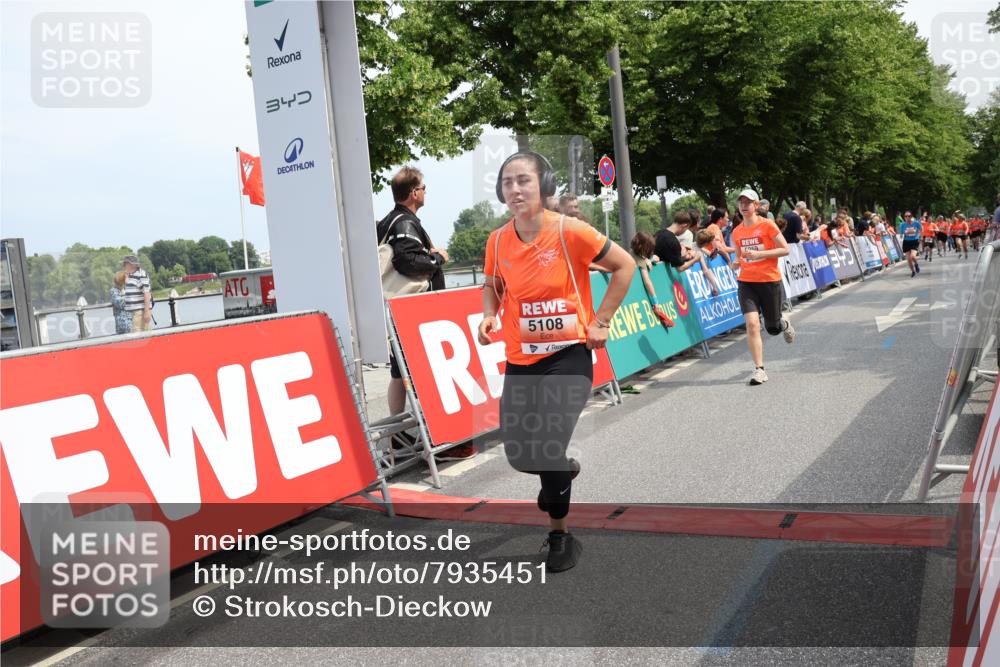 15.06.2025 - REWE Women's Run Strokosch-Dieckow http://msf.ph/oto/7935451 15.06.2025 11:08:42 Ziel 5026, 5057, 5108, 5255, 5259, 5469, 5529, 5630 meine-sportfotos.de