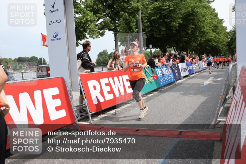 15.06.2025 - REWE Women's Run Strokosch-Dieckow http://msf.ph/oto/7935470 15.06.2025 11:08:43 Ziel 5026, 5108, 5255, 5259, 5469, 5529, 5630 meine-sportfotos.de