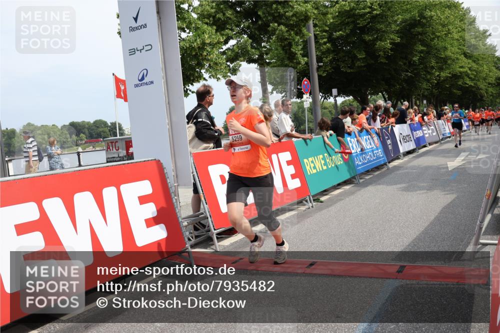 15.06.2025 - REWE Women's Run Strokosch-Dieckow http://msf.ph/oto/7935482 15.06.2025 11:08:43 Ziel 5026, 5108, 5255, 5259, 5469, 5529, 5630 meine-sportfotos.de