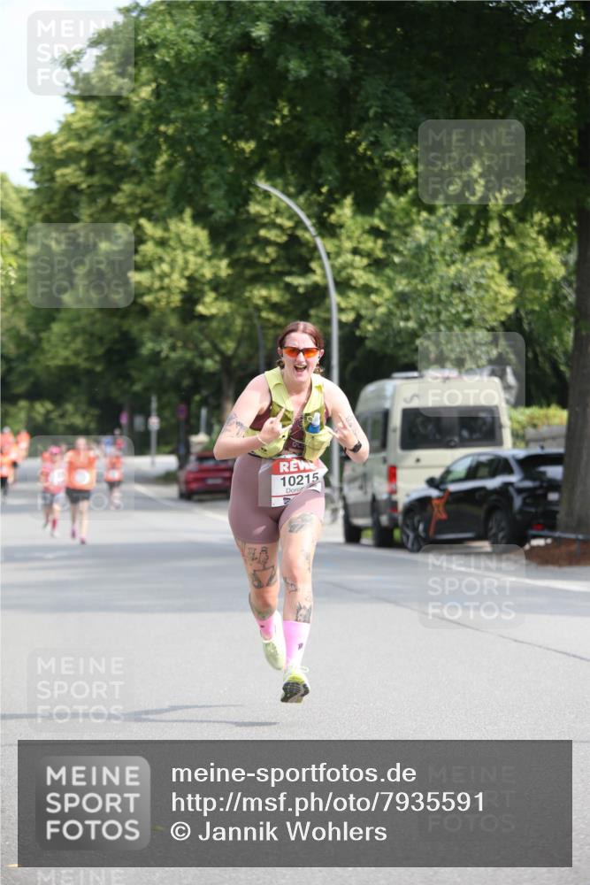 15.06.2025 - REWE Women's Run Jannik Wohlers http://msf.ph/oto/7935591 15.06.2025 09:53:21 Laufen 10215 meine-sportfotos.de