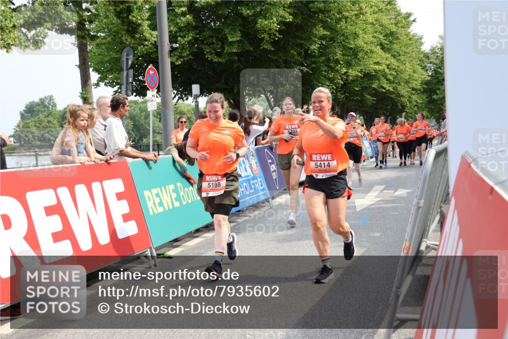 15.06.2025 - REWE Women's Run Strokosch-Dieckow http://msf.ph/oto/7935602 15.06.2025 11:08:51 Ziel 5198, 5203, 5255, 5267, 5414 meine-sportfotos.de