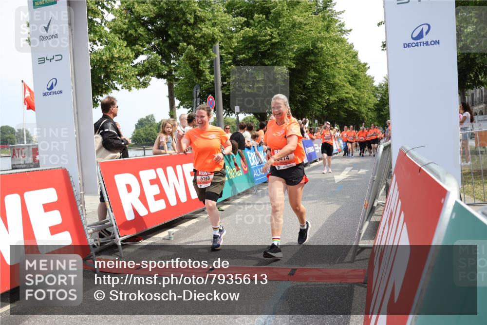 15.06.2025 - REWE Women's Run Strokosch-Dieckow http://msf.ph/oto/7935613 15.06.2025 11:08:52 Ziel 5056, 5198, 5203, 5255, 5267, 5414, 5570 meine-sportfotos.de