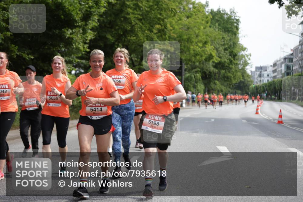 15.06.2025 - REWE Women's Run Jannik Wohlers http://msf.ph/oto/7935618 15.06.2025 10:12:58 Laufen 048, 5256, 5055, 5414, 5056, 5470, 5198, 4 meine-sportfotos.de
